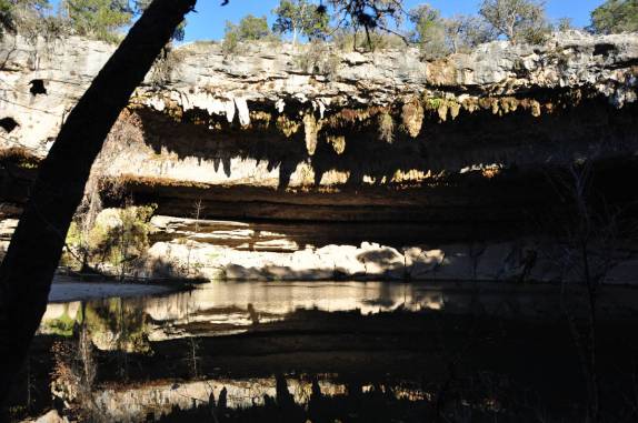 A bela Hamilton Pool, uma piscina natural entre um grande rochedo, perto de Austin, capital do Texas, nos Estados Unidos